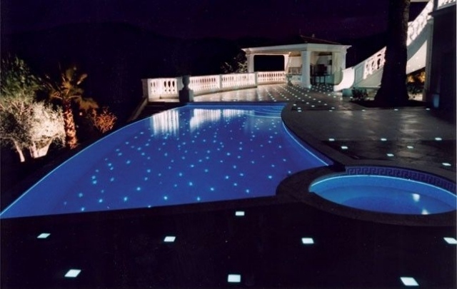 infinity-pool-golv-lampor-inbyggda-spotlights-design-utomhus-område-idéer