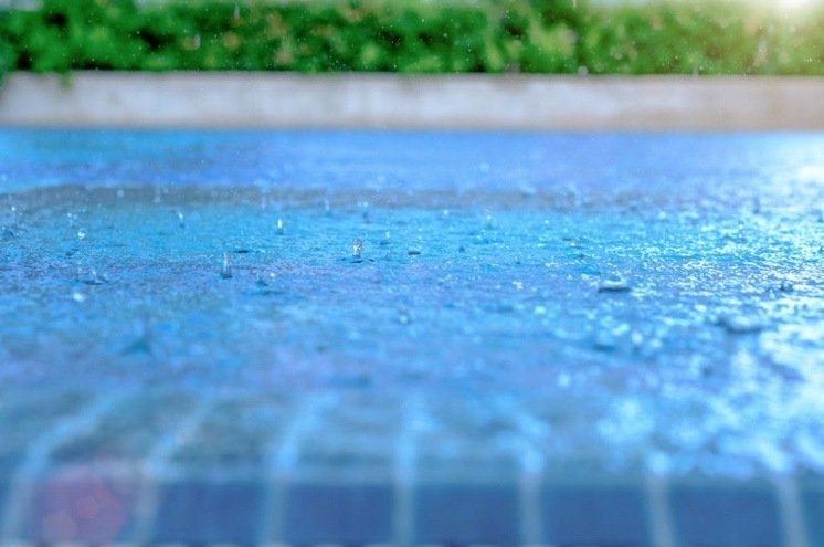 Regnvatten ändrar poolvattnets pH och klorhalten