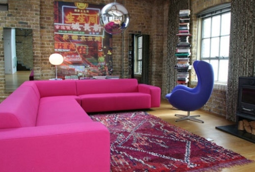 moderna popkonstbilder i den inre soffan i rosa