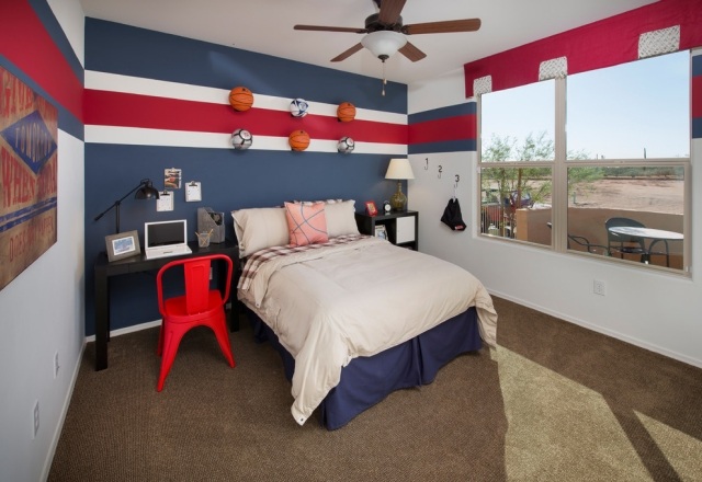 vägg-design-färg-blå-vit-röd-bollar-vägg-dekor-pojkar-rum-ränder