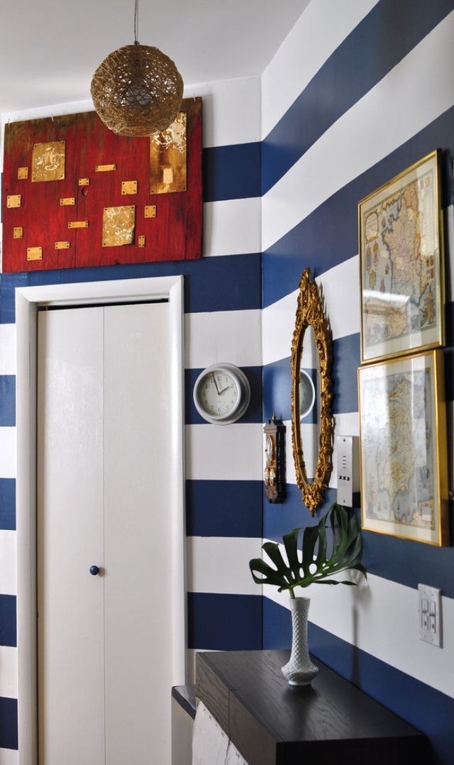 vägg-färger-ränder-planka-blå-vit-modern-design-deco-idéer