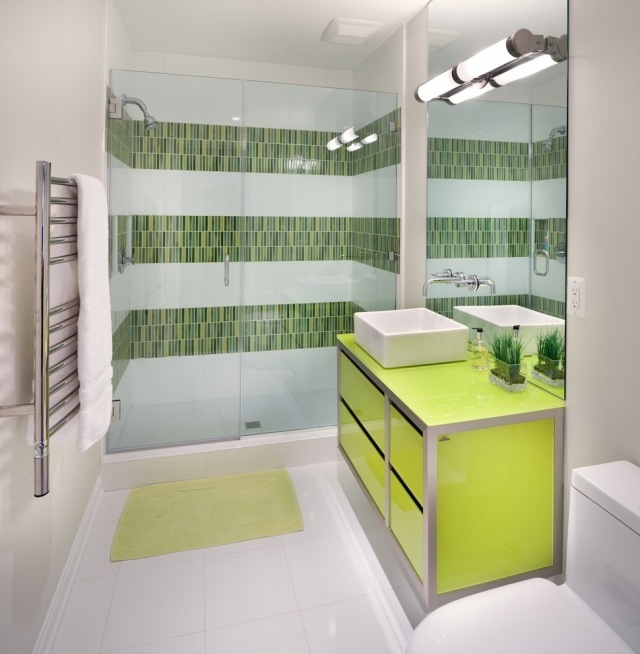vägg-färg-ränder-modernt-badrum-grönt-litet-kakel-vägg-skåp