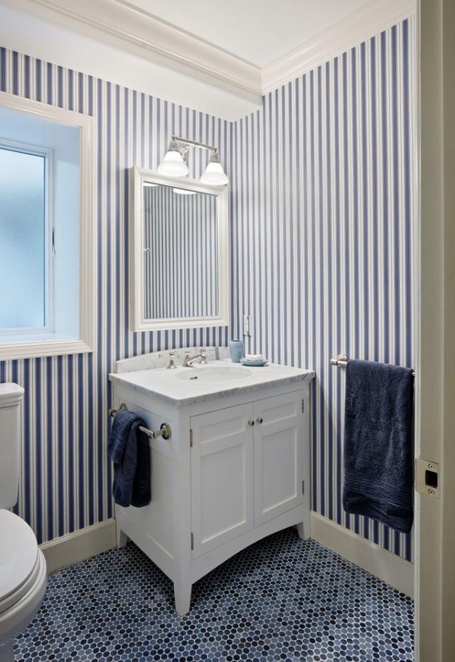 vägg-färg-ränder-vertikal-badrum-blå-vit-mosaik-kakel-golvbeläggning