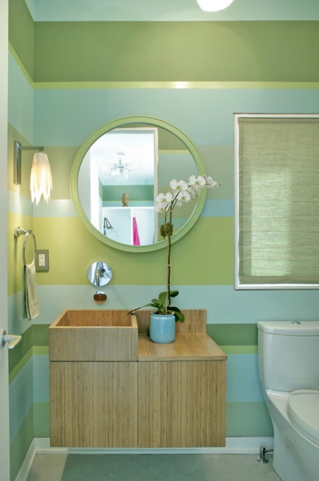 badrum-plywood-garderob-ränder-gröna nyanser-vägg