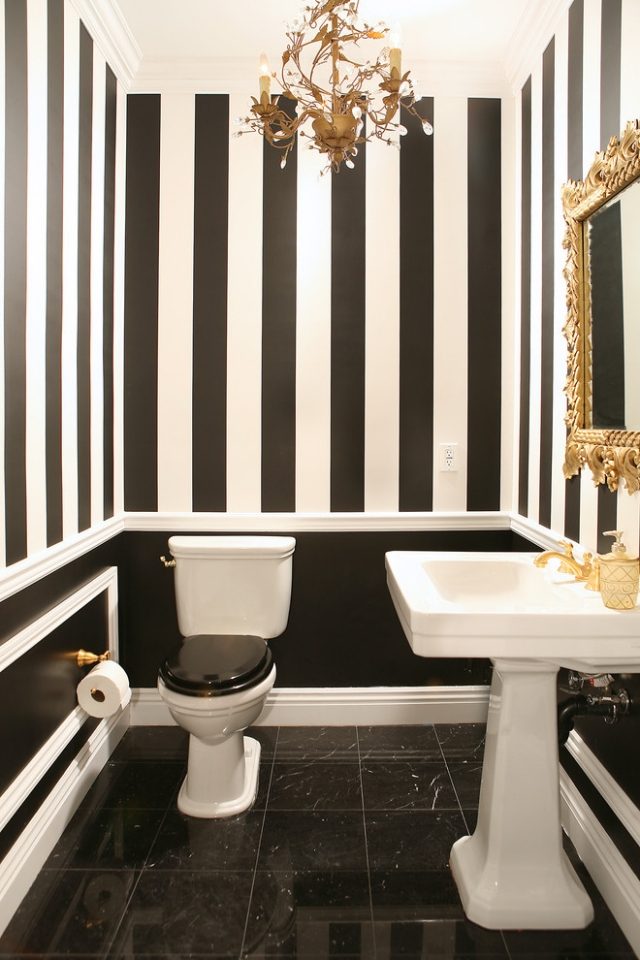 badrum-vägg-färg-ränder-vertikal-vit-svart-guld-detaljer