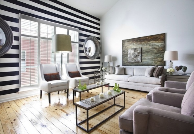 vägg-design-idéer-horisontella ränder-färger-svart-vitt-vardagsrum-parkettgolv