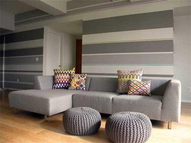 vägg-färg-ränder-vardagsrum-grå-stoppad soffa-sov-funktion