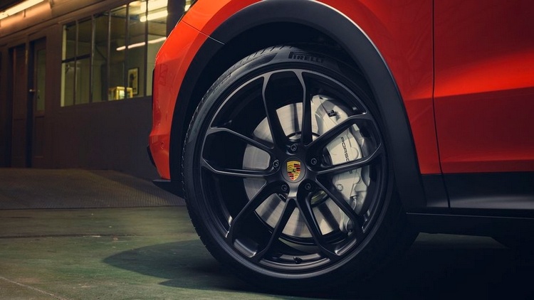 svarta aluminiumfälgar med pirelli -hjul med emblemen