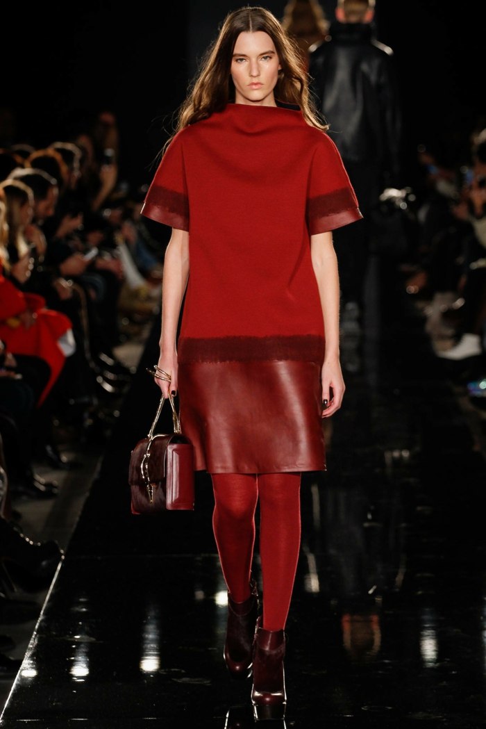 röd-klänning-gjord av läder-och-bomull-handväska