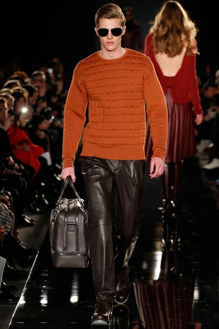 orange-tröja-med-textur-byxor-av-läder
