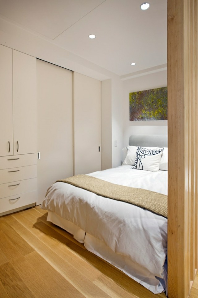 sovrum lägenhet liten garderob vit säng