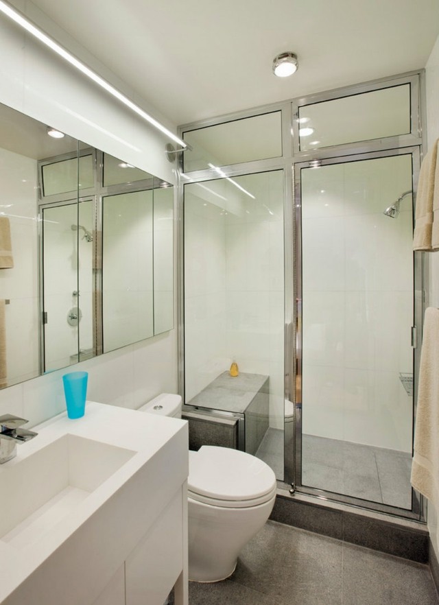 praktisk inredning badrum toalett dusch handfat spegel
