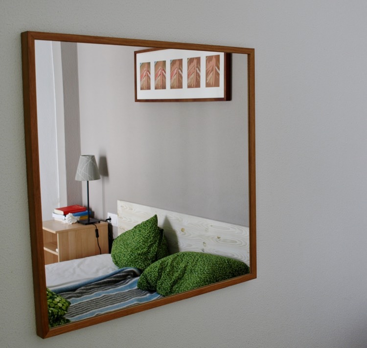 litet-vardagsrum-sovrum-vägg-spegel-träram-optiskt-större