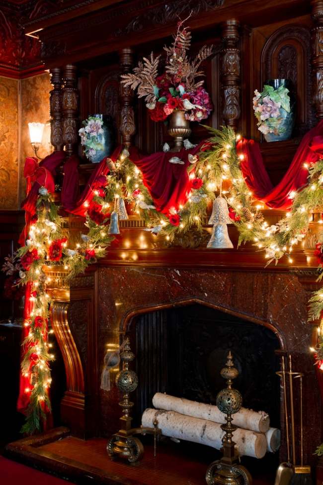 historiskt hus eldstad fe lampor rosett dekorerad för jul