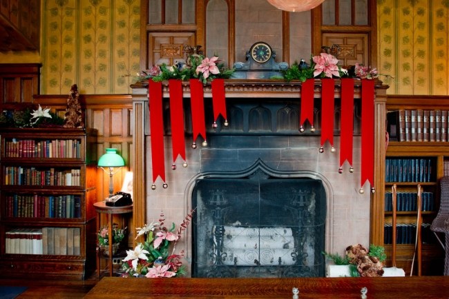 traditionellt vardagsrum historiskt hus juldekoration