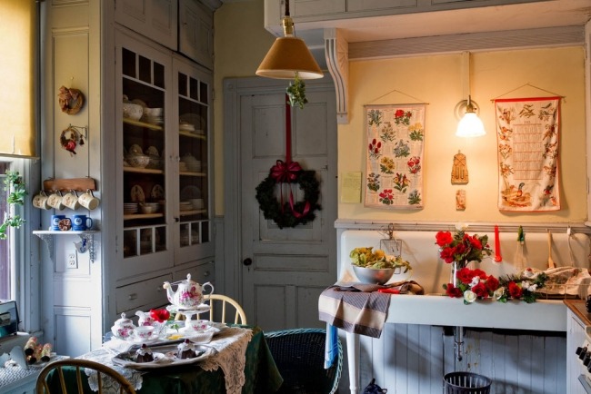 historiskt hus kök lantlig stil dekorerad för jul