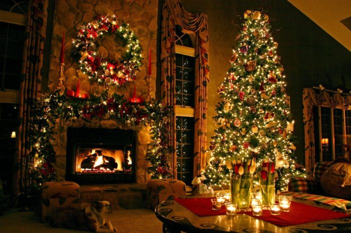 för juldekorerat vardagsrum rustika värmeljus julgran eldstad