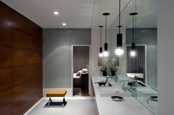arkitekt hus badrum stor vägg spegel hängande ljus trä skåp