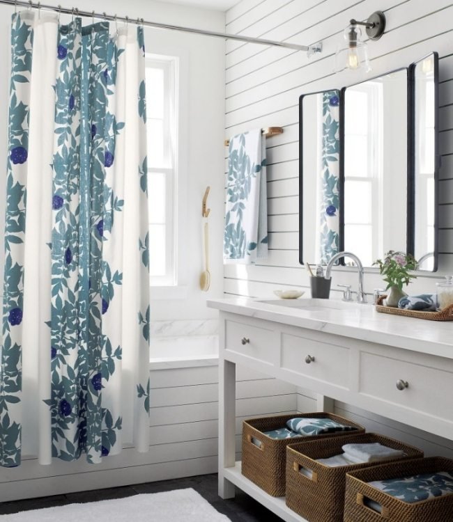 badrum-dusch-gardin-mönstrade-blå-handdukar-korg-korgar-lagringsutrymme-fack
