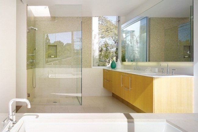 badrumsglas-dusch-skåp-golv-nivå-ljus-trä-diskbänk-skåp