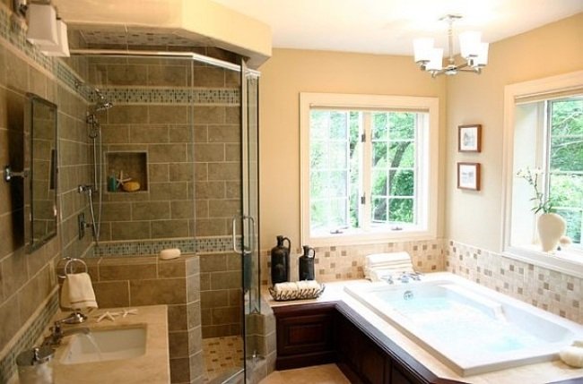 modernt-badrum-kaklat-bad-badkar-bak-vägg-duschkabin
