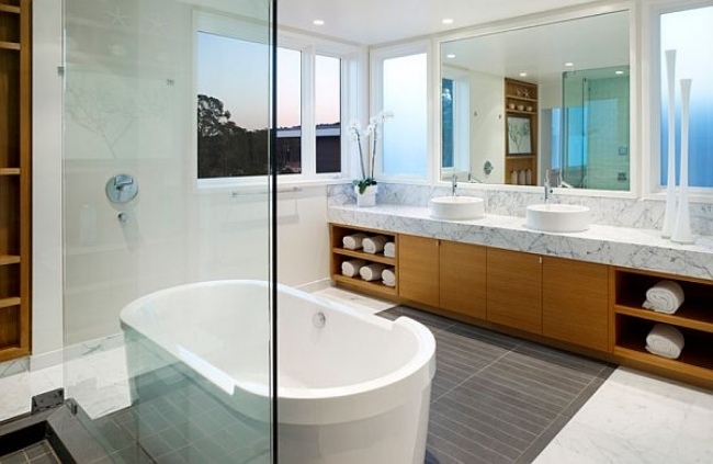 moderna-badrum-idéer-spa-wellness-atmosfär-fristående-badkar-marmor-ytor