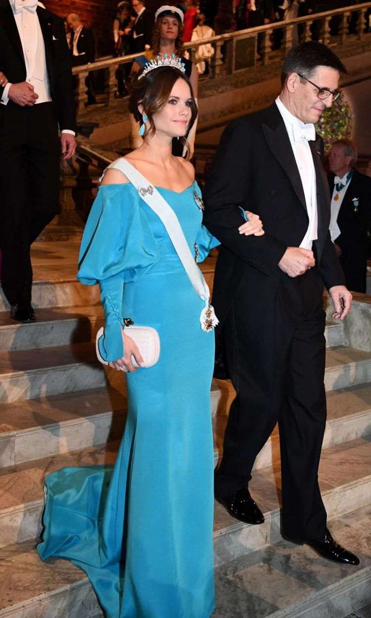 cornflower blue rygglös kvällsklänning av prinsessan Sofia of Sweden Nobel Prize Awards