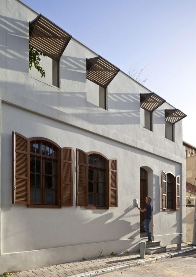 Privat stad villa front street view putsad integritet vägg