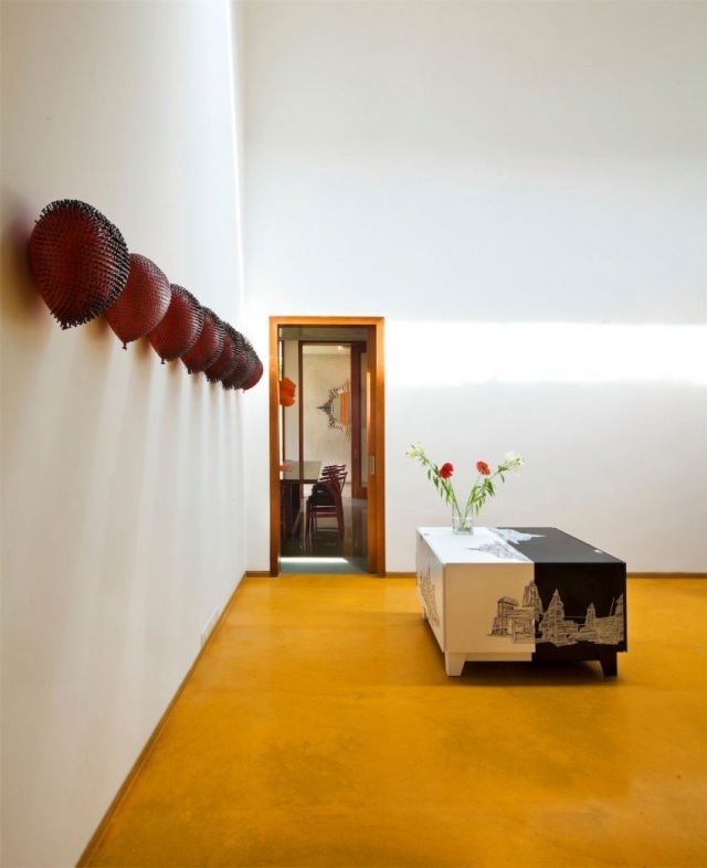 minimalistisk inredning-varmt golv-av-trä-tapetserade-soffbord