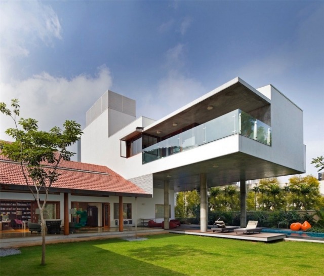 modernt hus-betong-trä-tak-cantilever-bibliotek-hus-indien