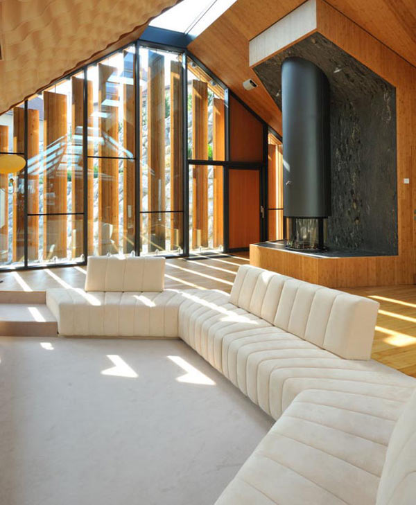 Progressiv arkitektur i vardagsrum i trä och sten