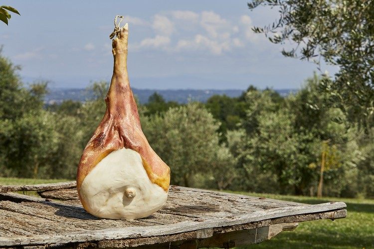 Prosciutto rå skinka från tillverkaren i San Daniele -regionen känd hög kvalitet