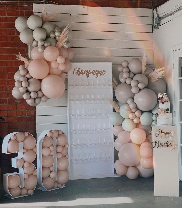 Dekoration för ballonger för 30 -årsdag och vägg med champagneglas