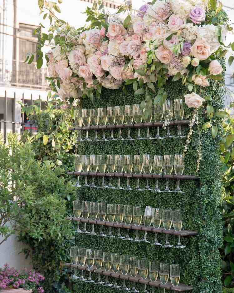 Champagne vägg på buxbom bakgrund dekorerad med rosor