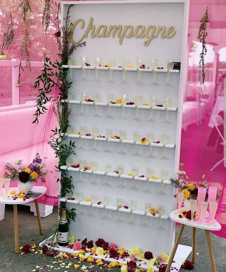 Champagne eller Prosecco -vägg dekorerad med blomblad