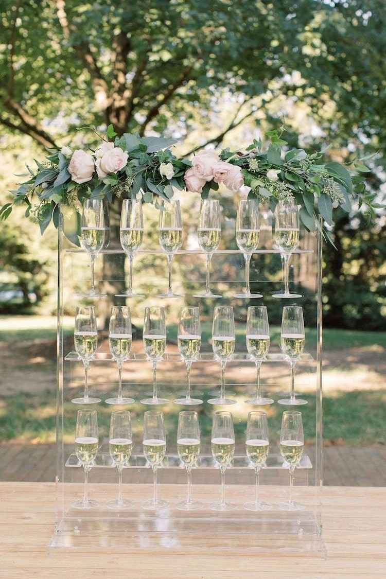 Akrylställ för champagneglas bra tillskott till bröllopsdekorationen
