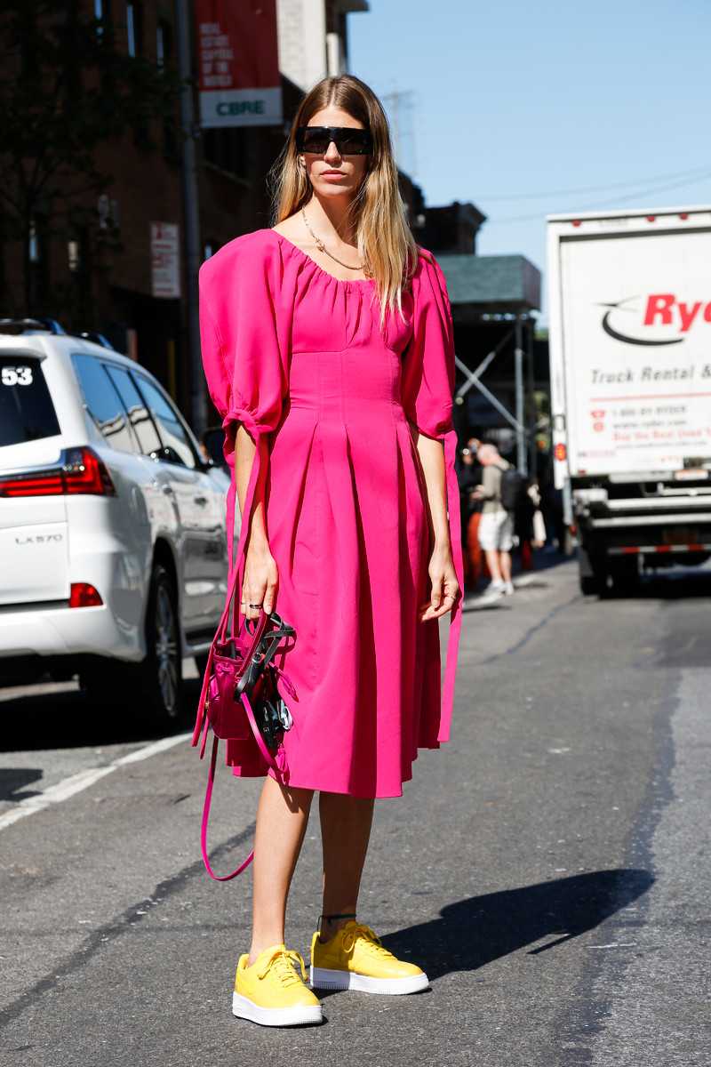 Prairie klänningar kombinerar neon färger sneakers neon gul neon rosa solglasögon trend