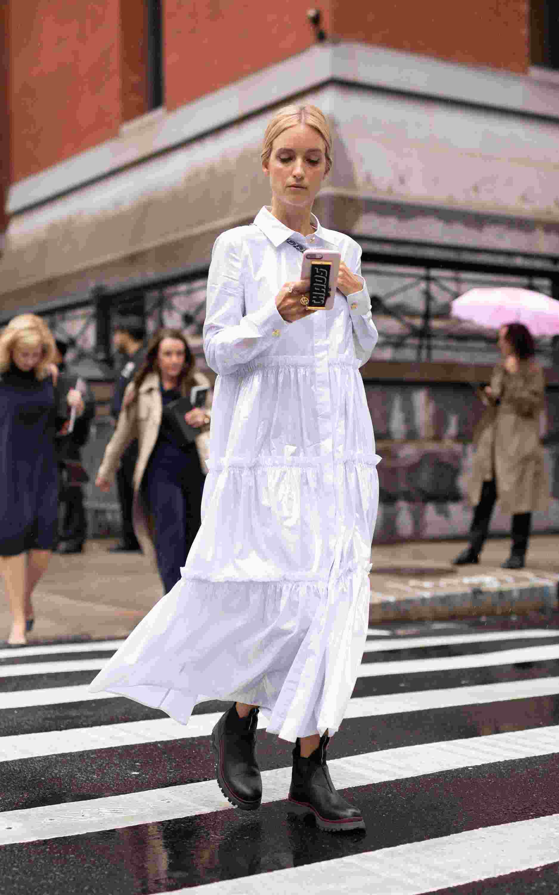 Prairie klänningar kombinerar vita långa modetrender sommarklänningar fotled stövlar svart