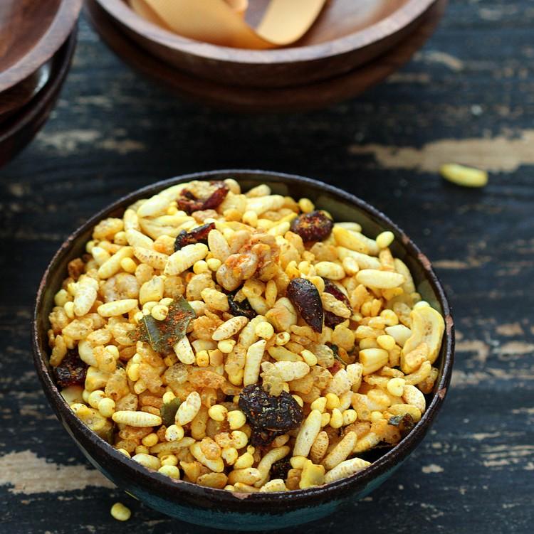 Gör puffat ris själv med cornflakes recept Chivda frukost från Indien
