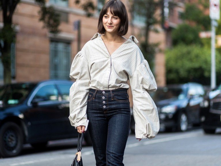 Skjortans puffärmar kombinerar jeans mörkblå modetrender 2019 sommarkvinnor