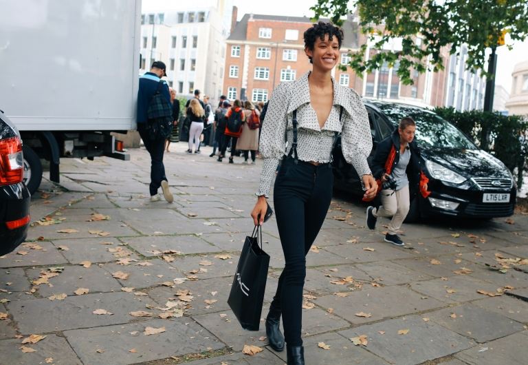 Skjortans puffärmar kombinerar svarta skinny jeans ankelboots outfit idéer modetrender