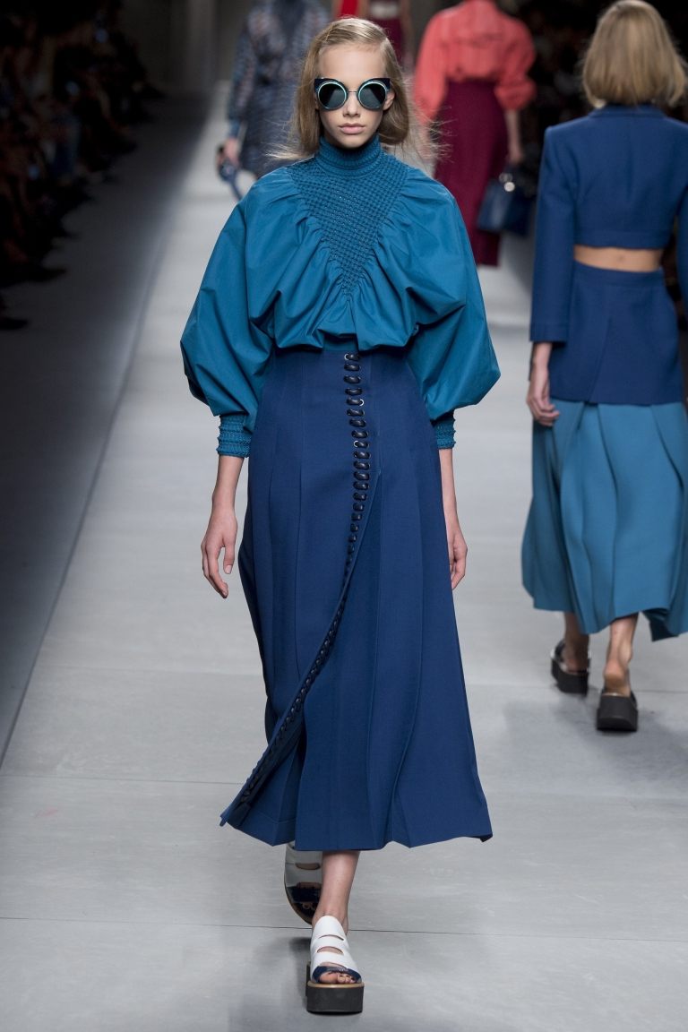 Skjortblusens puffärmar kombinerar midikjol mörkblå trendfärger sommaren 2019