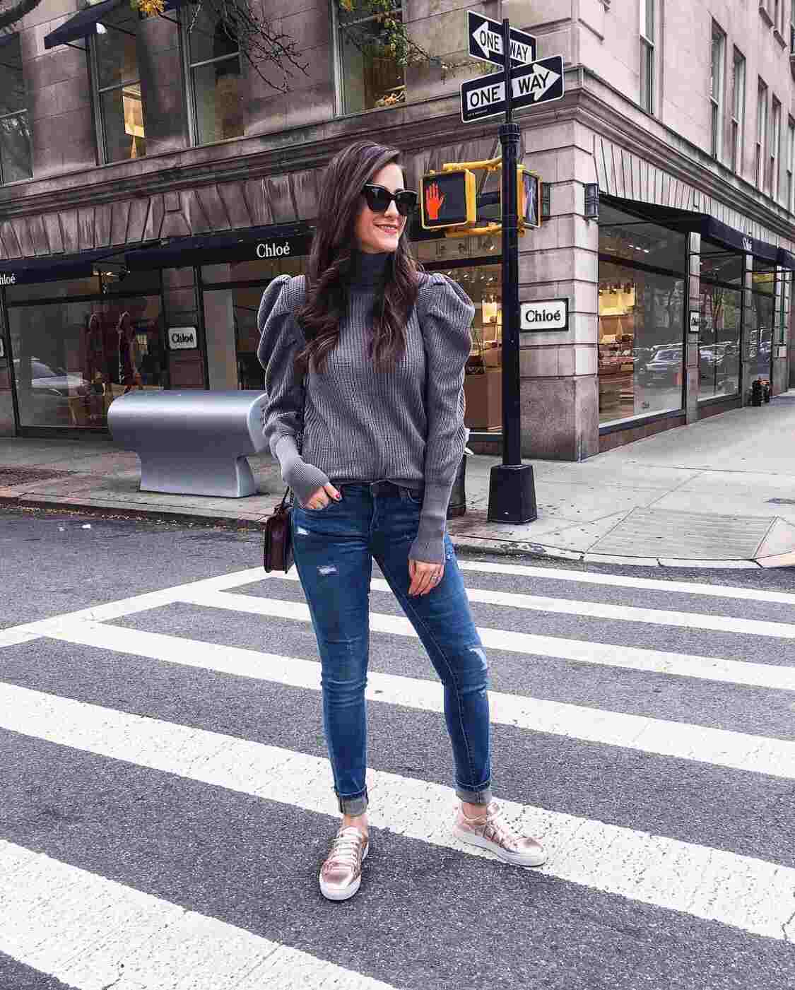 Turtleneck -puffärmar kombinerar skinny jeans mörkblå sneakers vintermodetrender