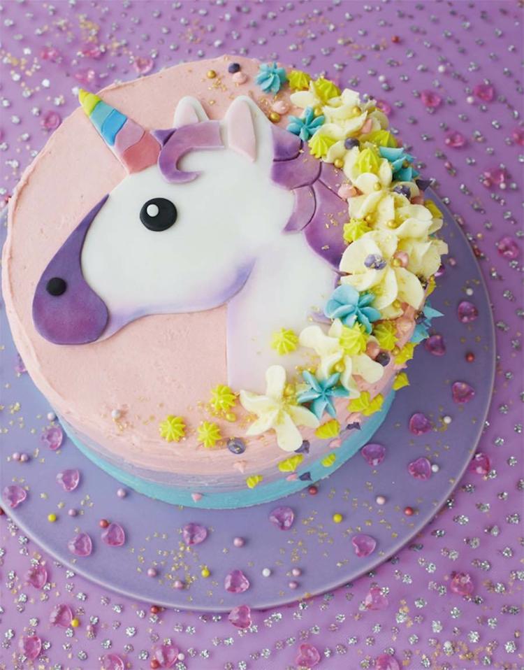 unicorn rainbow cake dekorera en nivå