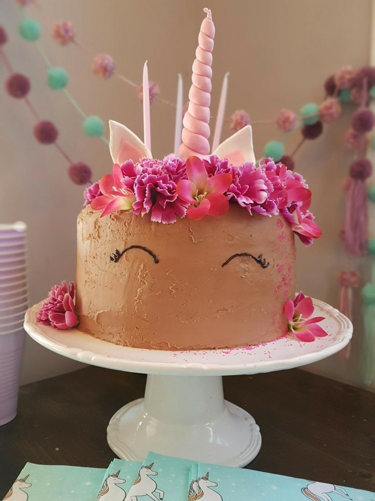 blomma dekoration enhörning motiv tårta med choklad