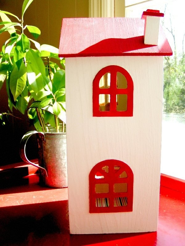 Rött och vitt dockhus bygg själv, sätt upp en lekplats i trä