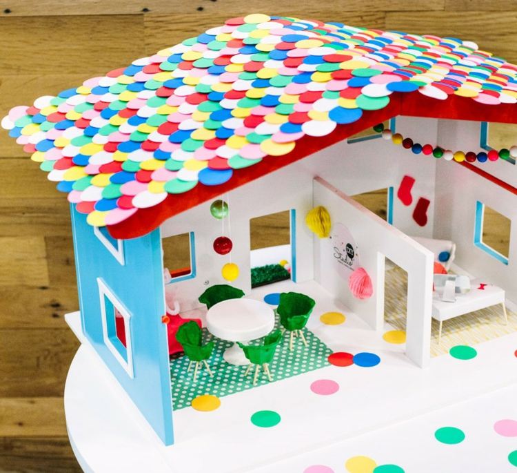 Bygg ett dockhus själv färgglada-idé-pyssel-papper-prickar-färgglada-ägg lådor-stolar