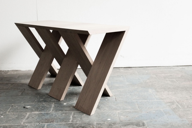 Puristisk-designer-möbler-bord-gjord av massivt trä