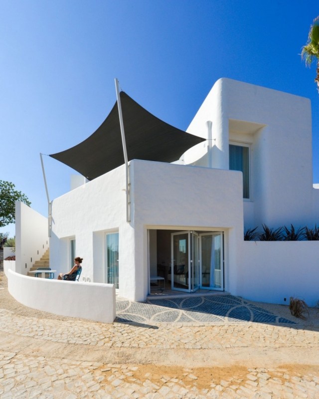 modernt hus-två-terrasser-sol-segel-solskydd-vit fasad