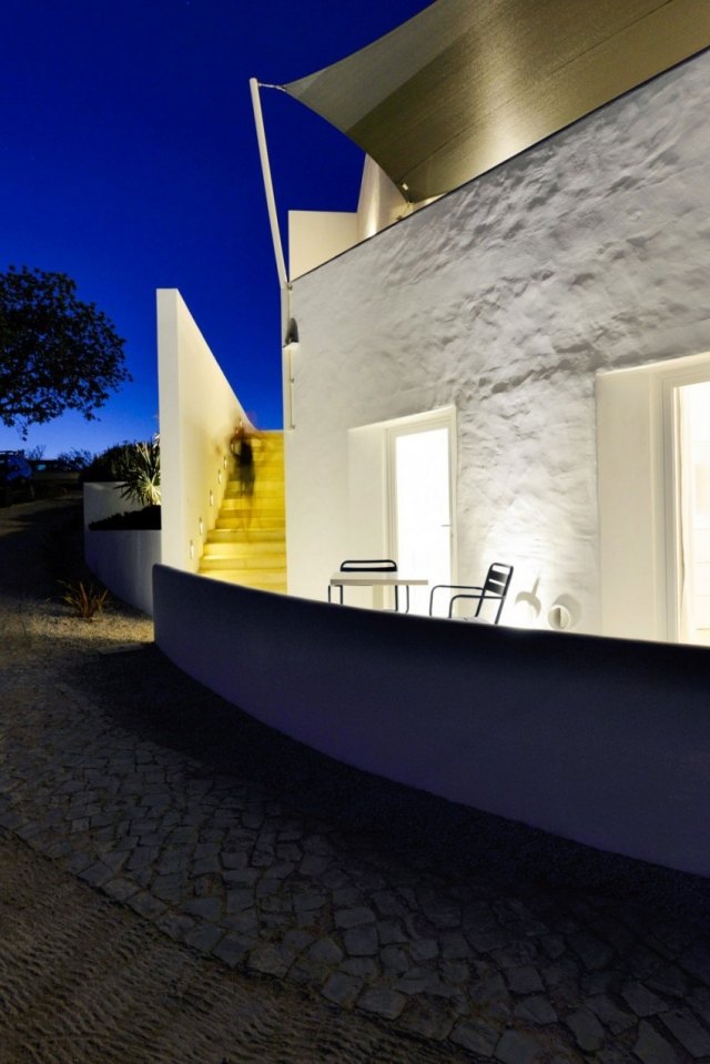 nybyggt-bostadshus-två-terrass-upplyst-på natten-Casa-dos-Terracos